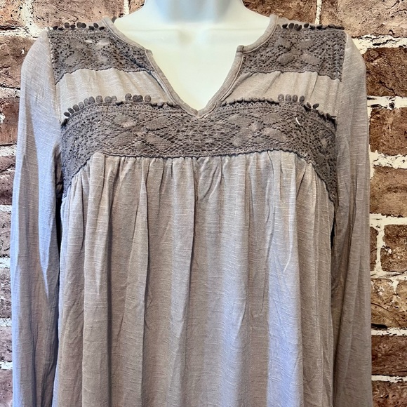 blouse - Picture 3 of 9